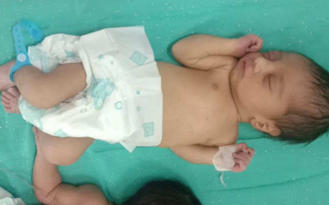 hardoi me mila navjat ghas me chhupa hua tha us bachche ke pura sharir